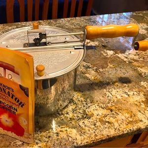 NWOT Stovetop Popcorn Popper